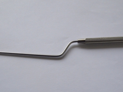 Lance shaped bladed dissector